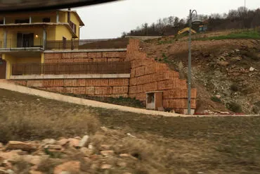 Muro di sostegno in sasso